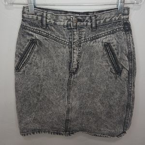 Manisha• Vintage grey mini skirt, sz 9 and 27in waist. (A88)